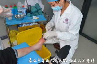 糖尿病人足部发黑坏疽了怎么办？